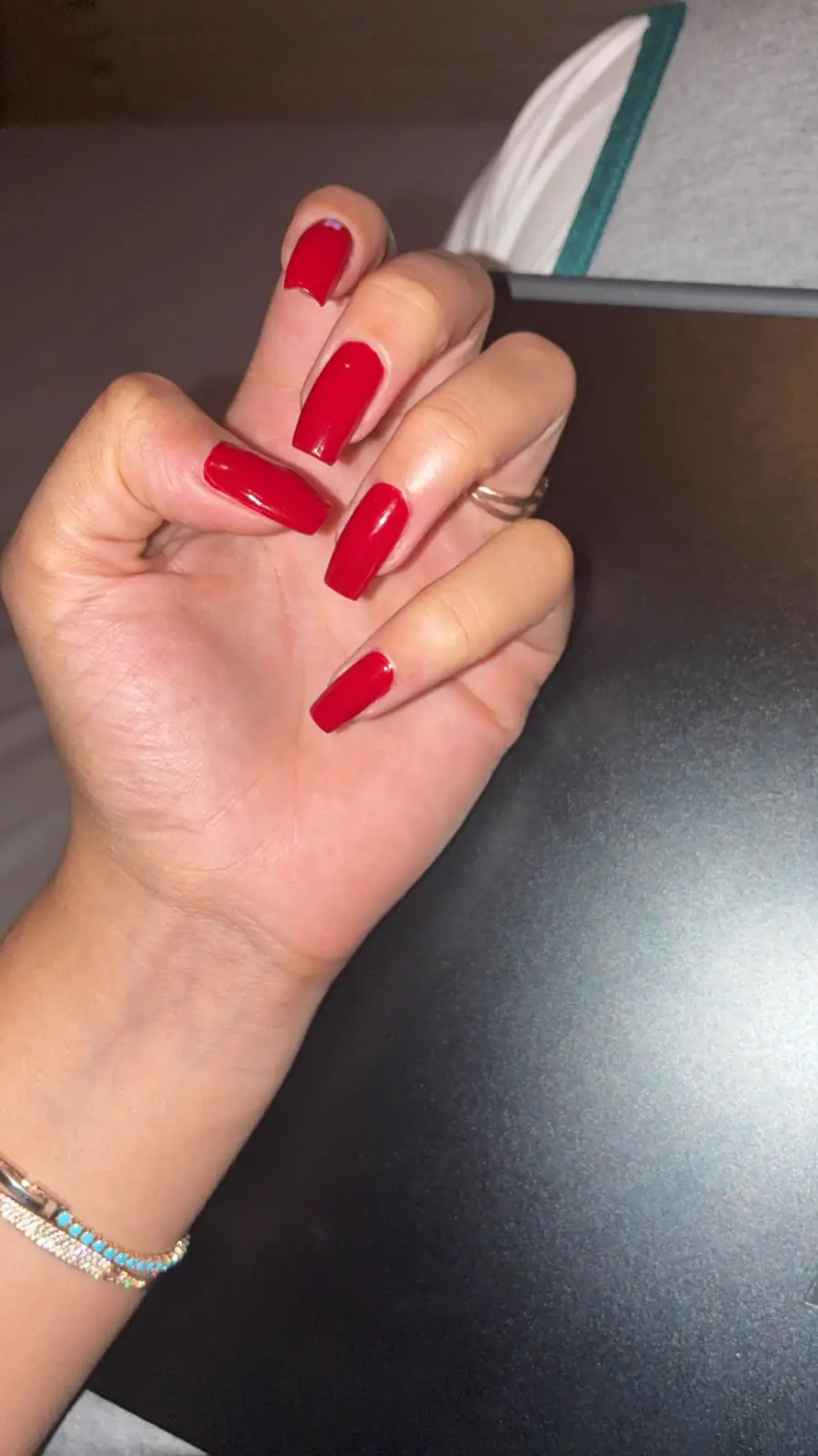 Manucure rouge réalisée chez Carla Beauty